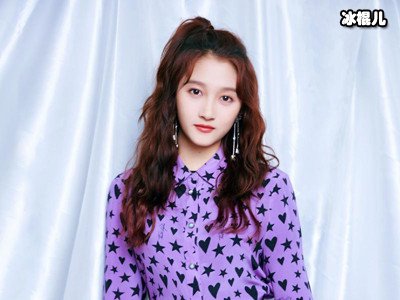关晓彤现身儿时偶像演唱会，秒变迷妹，原来是熟悉的他