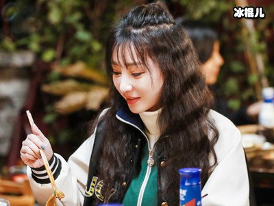 柳岩是正宗的湘妹子，对吃火锅很有心得，网友夸她太会点菜了