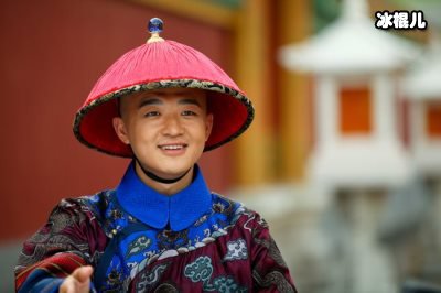 袁弘包贝尔搞怪晒“脑瓜崩”，额头像颗蛋