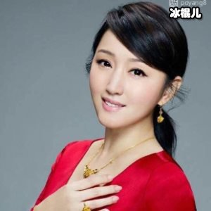 杨钰莹是上个世纪的“甜心”，实力唱将的她如今孑然一身