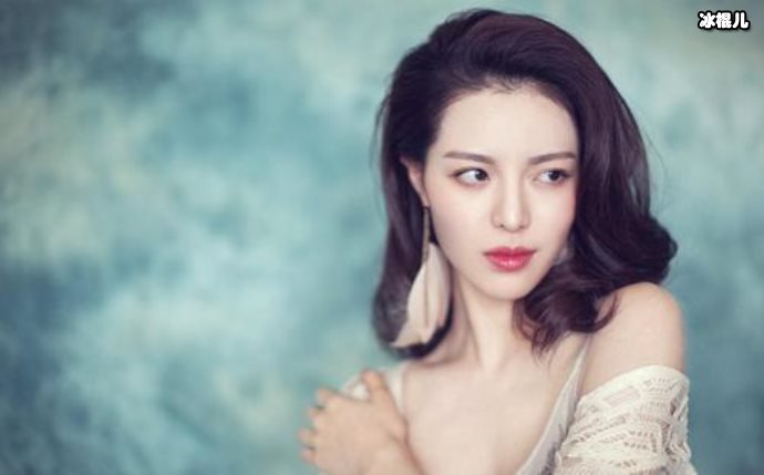 钟楚曦西装加性感吊带十分纯欲，这穿搭简直是教科书模板