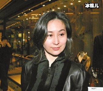 何超琼为“前男友”扶灵，不是已经结婚了吗