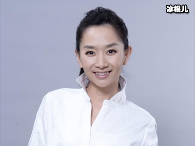 知名主持人王芳被疑怀二胎，与老搭档王为念海南游玩