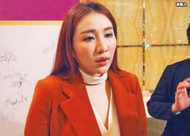 何超盈减肥瘦回婚前，首晒女儿正脸照女儿凝望外公照片超有爱