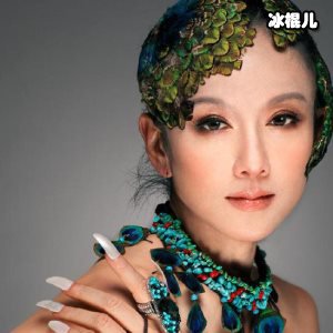 杨丽萍为自家火锅店做宣传，不仅假吃还在顾客头顶种毒花