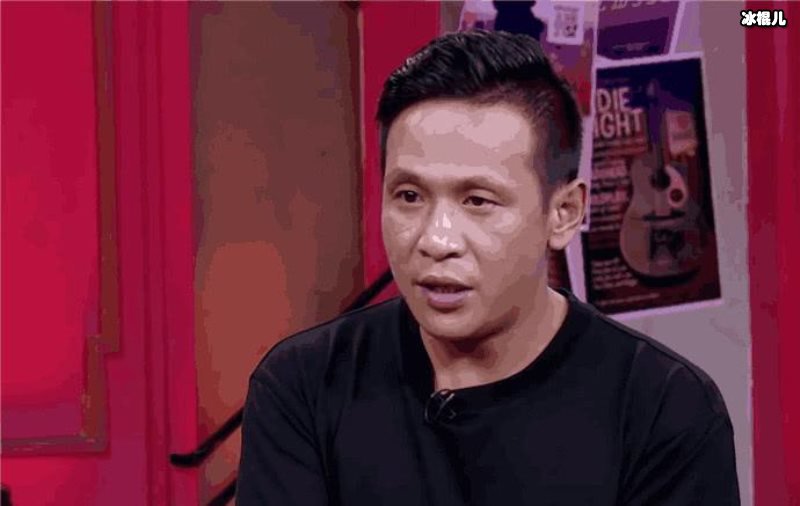 宋小宝深夜陪妻子逛街，挑了雪糕先给老婆吃低调又甜蜜