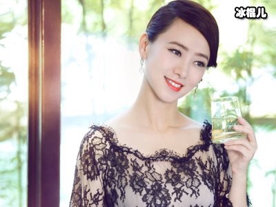 美人迟暮51岁翁虹现身商演，身材发福小蛮腰成了水桶腰