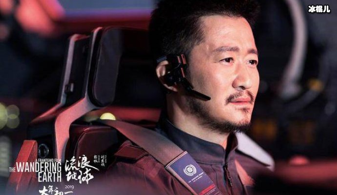 演员吴京宅在家中陪伴儿子，亲子时光充满了温馨和童趣