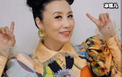 汪明荃罗家英重游日本，夫妻俩街头玩起花式自拍超甜蜜