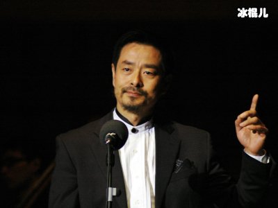 濮存昕67岁近照曝光，镜头拉近后网友忍不住大呼不敢相信