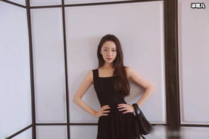 吉娜沙漏身材掩不住，臃肿羽绒服“敞开穿”不掩傲人曲线