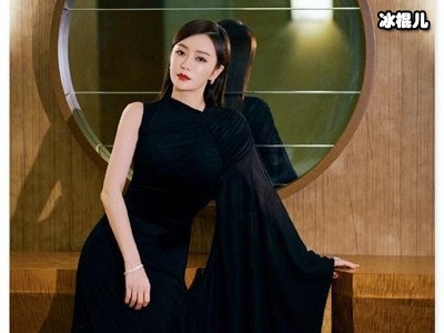 秦岚一袭黑色长裙出席颁奖典礼，高跟鞋却成了焦点