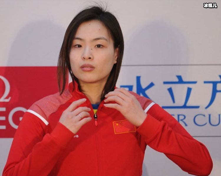 吴敏霞罕见晒出和女儿的合影，母女同框温馨有爱让网友羡慕