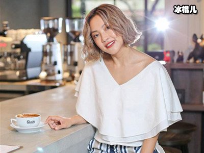 她是谐星出身，后凭借短视频走红，因坐姿豪迈差点走光引热议
