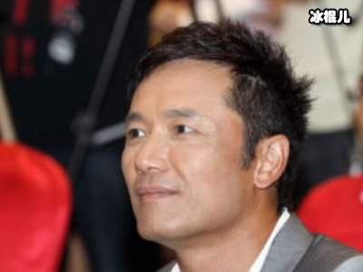 苗侨伟当起摄影师给女儿拍照，苗彤单脚立于礁石上身材苗条