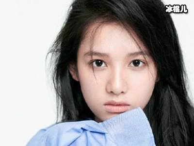 张婧仪时尚写真释放，骑黑猫雕塑阐释狂野自在风格