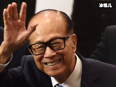 李嘉诚与周凯旋漫步街头，手牵手的画面让人羡慕