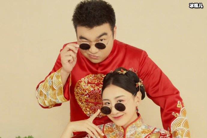 何雯娜晒迪士尼游玩照片，购物比较多满心欢喜
