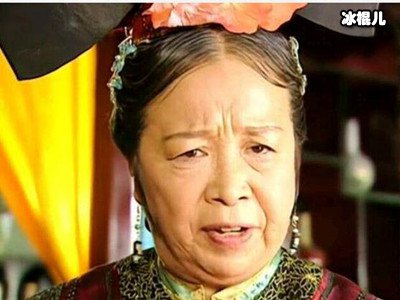 李明启在《还珠格格》饰演狠毒的容嬷嬷，戏外低调和蔼可亲