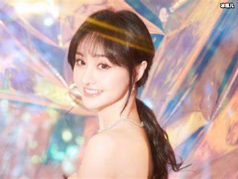 郑爽黑天鹅之后王艺瑾也挑战，穿出来的效果很有魅力