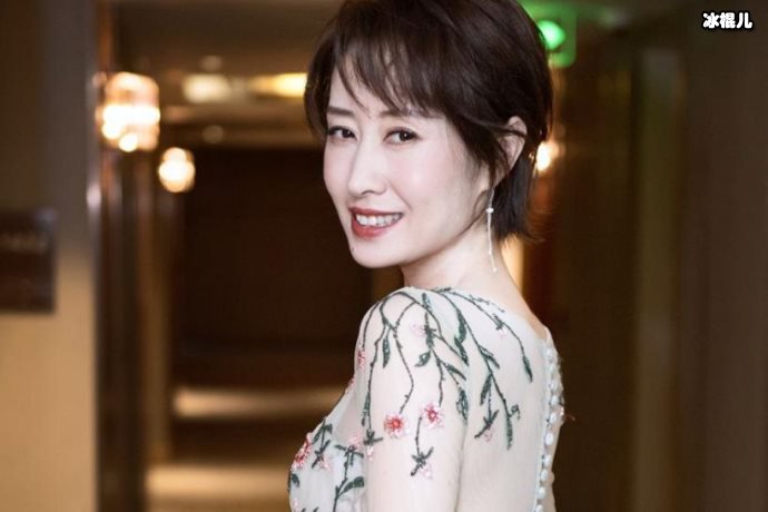 刘敏涛购物盛典晚会大放异彩，靠表情大火了一把