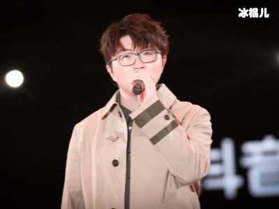 毛不易被粉丝接机，表情却十分严肃呼吁大家放下手机