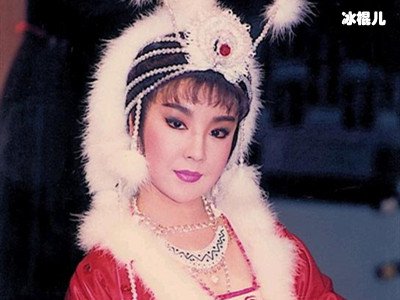 资深演员年轻时外出有豪车，名下多套房产，晚年却要租房度日