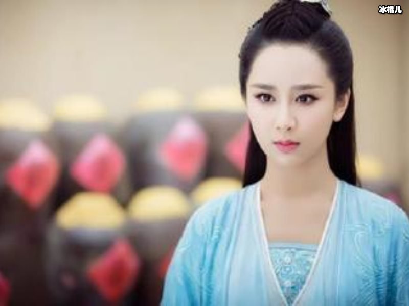 杨紫新春造型，粉色小裙依旧甜美俏皮