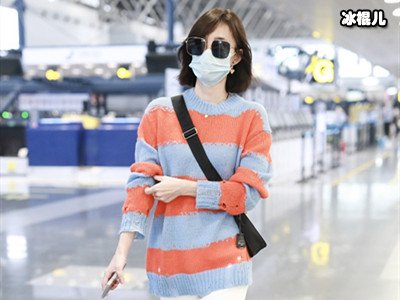 王丽坤现身长沙机场，拼接针织衫搭白色牛仔裤，清新靓丽