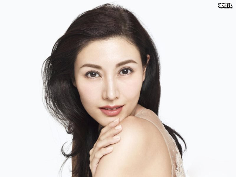 李嘉欣的儿子正面照被曝光，网友调侃到：这一看就是亲生的