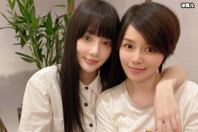 李小璐太壕了五百万座驾自拍，二十五万星空顶让人挪不开眼睛