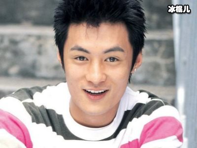 余文乐晒一家三口照，38岁又获第二个宝宝大儿子上衣成亮点