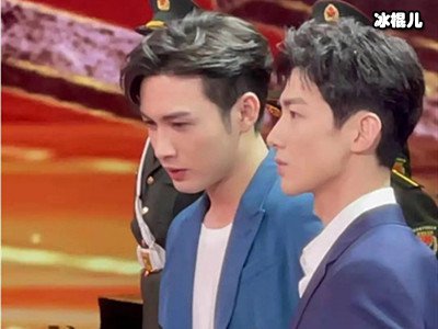他俩明明一样高，为何同框后差这么多，大家表示很无奈