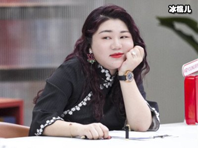 杨天真直播被多次提示衣领过低，花式遮挡后仍遭封禁