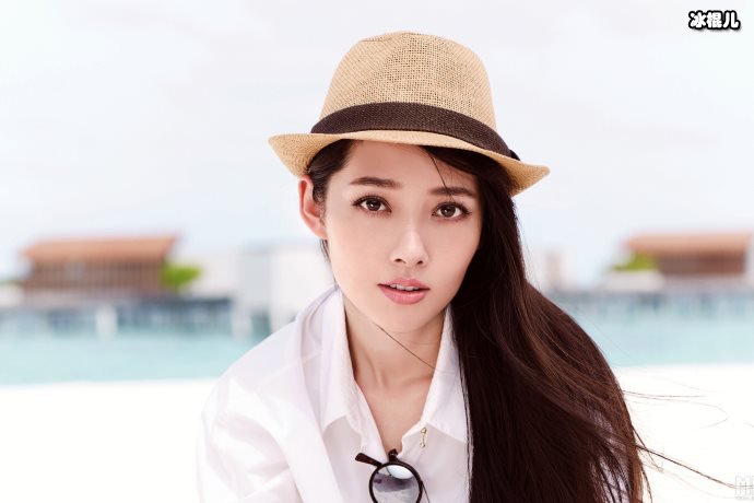 郭碧婷与向佐海边度假，腹部微微隆起疑似好事将近