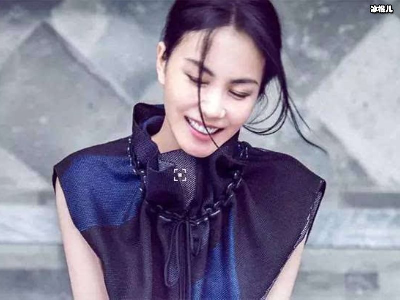 王菲女儿李嫣现身街头街拍，摄影师竟然是奶奶