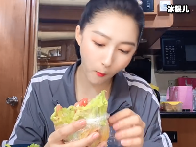 女明星都怕变胖，而她却反着来，还做起了吃播