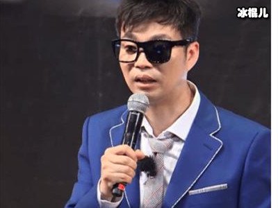 王迅一个动作惹哭了郭京飞，40岁才火的男人，经历了太多的辛酸