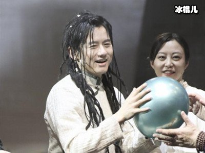 林青霞现身为张杰话剧捧场，65岁的她依旧是最抢眼的女神