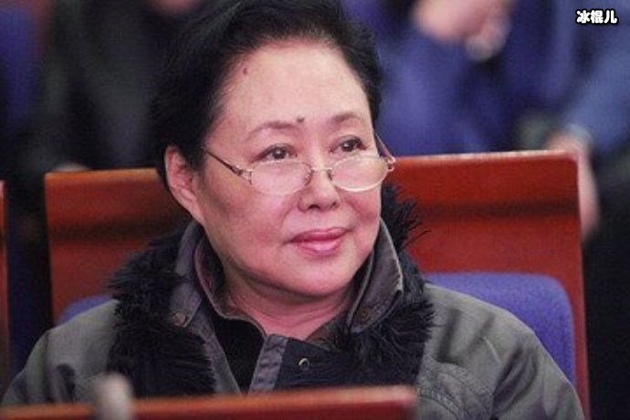 斯琴高娃：三嫁国外33年后遭遗弃，儿子成唯一骄傲
