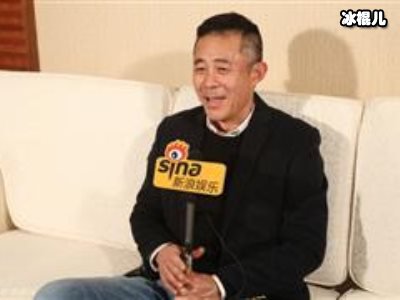 侯勇与娇妻外出旅游，年龄相差太大恩爱无比妻子气质不输明星