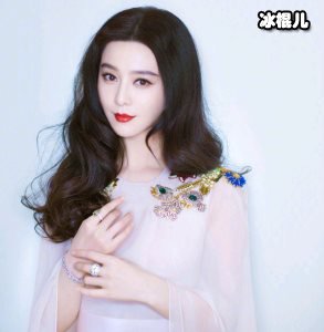 绿茶网红和范冰冰合照，故意凹造型显身材甚至还不给范冰冰P图！