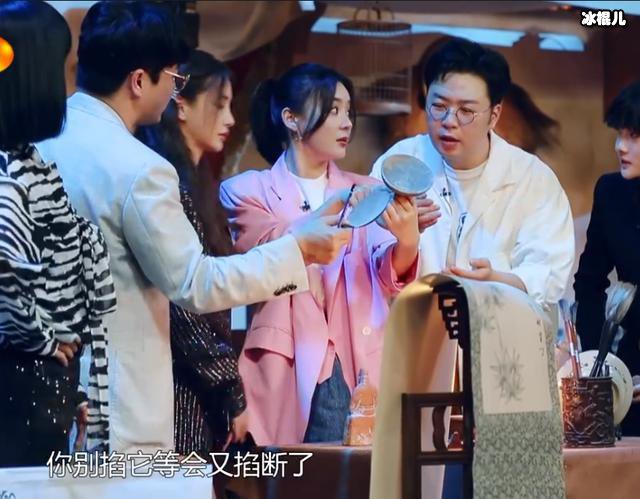 袁姗姗节目上不尊重文物被批评，网友：被黑是有原因的