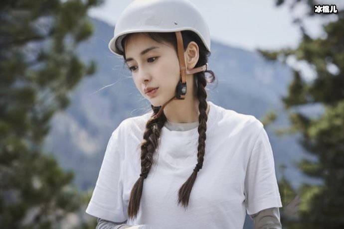 杨颖带儿子出门游玩，全程抱着小海绵画面太甜蜜