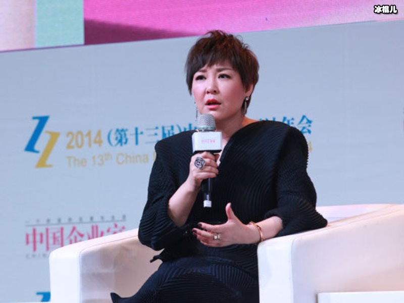 李静发文庆贺乔迁之喜，桌子上摆满红包网友：还缺人吗？