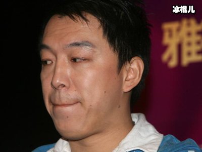 黄渤顺利做完煎饼果子，全程没带手套加肉也大气