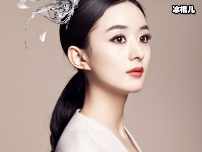 赵丽颖与龚俊合拍大片眼妆独特，当代感十足