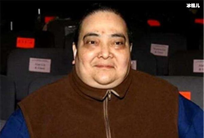 一代赌王去世身边子女毫无交流？何超雄带众多菲佣现场场面十分庞