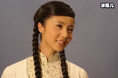 孙莉分享姐妹钢琴合奏，穿着姐妹装显得十分开心