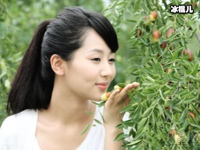 乔欣与杨紫象山拍戏，意外遭到毒蚊子攻击脚踝肿胀很夸张